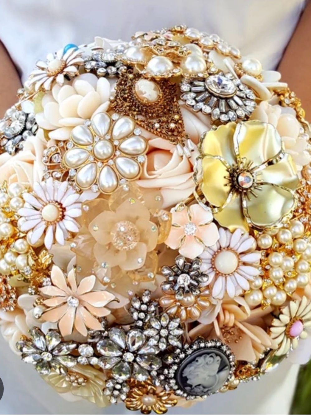 Elegant Pearl & Gold Floral Brooch Bouquet - Cream and Gold Wedding Jewelry